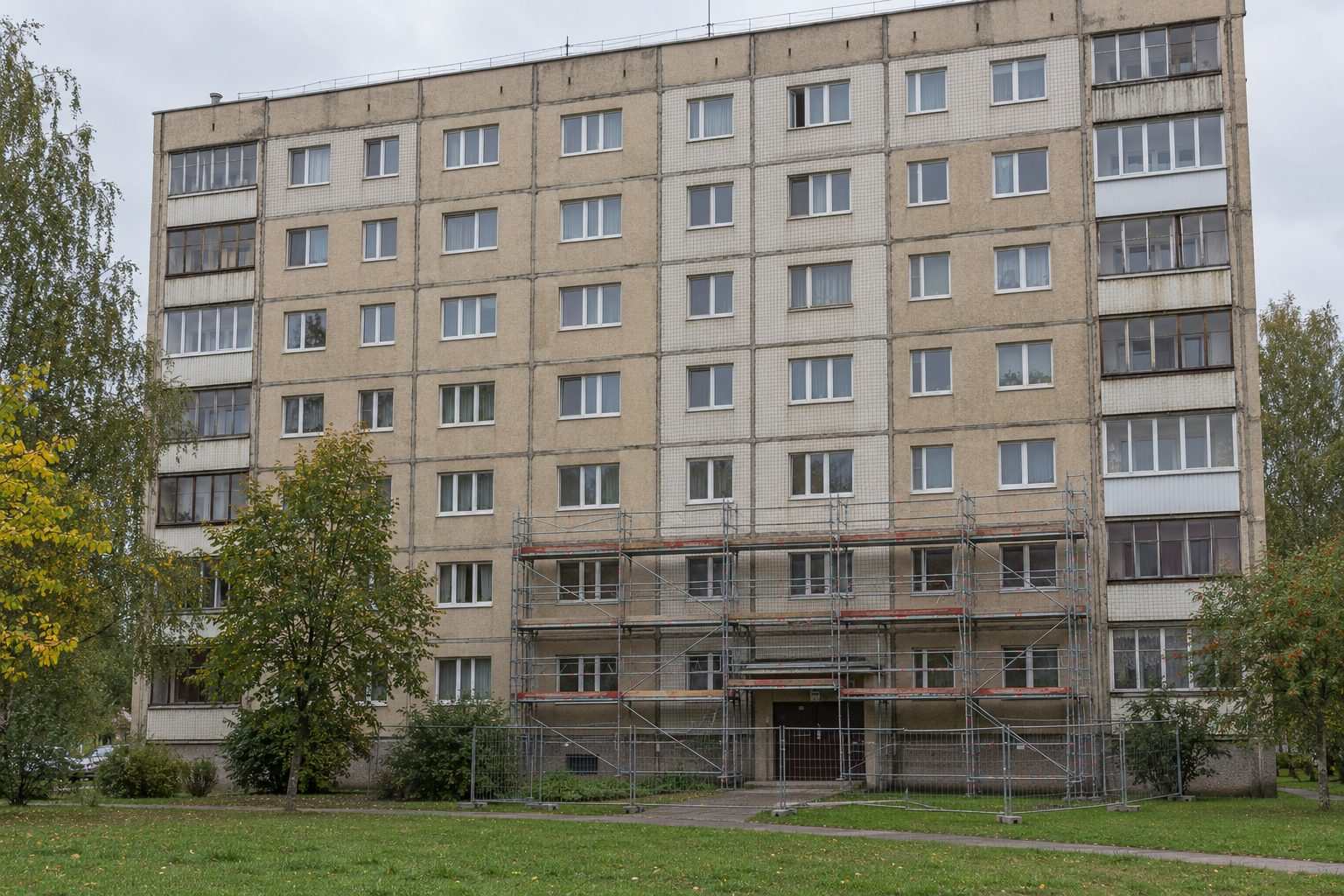 Sastatnes deviņstāvu paneļu nama apakšējos stāvos un mobilie žogi pie ieejas