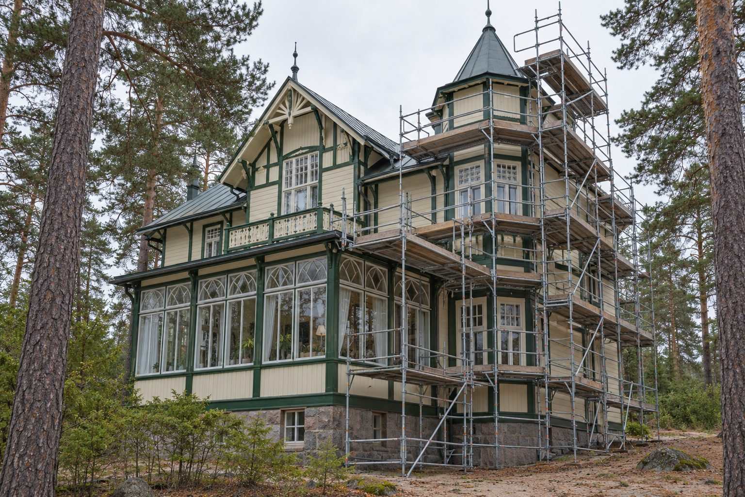 Sastatnes ap koka villas verandu un stūra torni priežu mežā